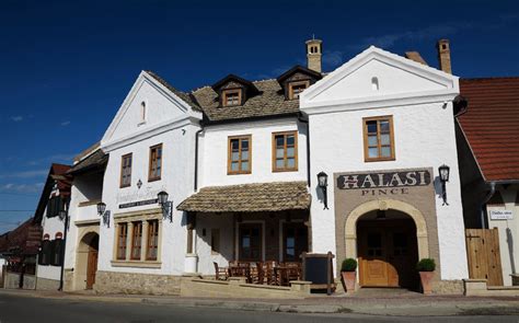 kőfejtő pince bejárat diófa