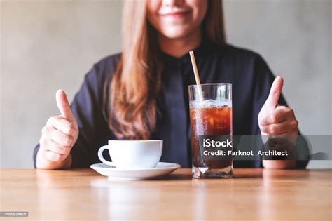 Kép egy sommelier-ről, aki borokat mutat be