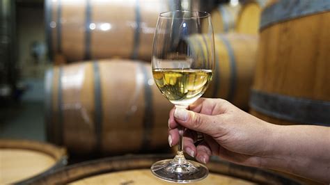 Borász dolgozik hordóval