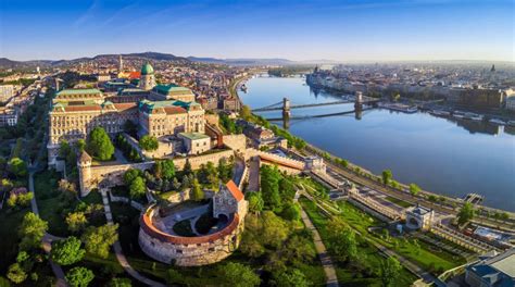 Budapesti utcakép éjszaka