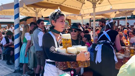 Kornyos sörsátor és hagyományos ruházat a Münchner Oktoberfesten