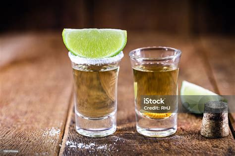 Mexikói tequila pohár és palackok a bárban
