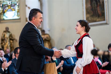 Nőalakok székelyruhában, sört tartva