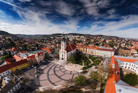 Szekszárd dombos tája szőlőültetvényekkel