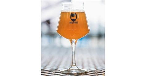 Citrommal díszített pohár sör