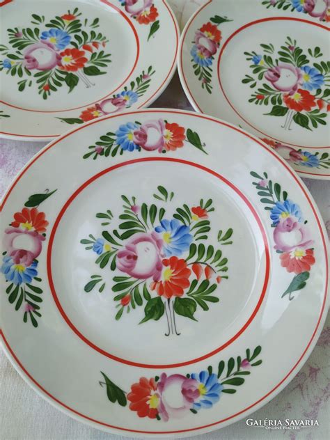 Fahéjjal és csillagánizzsal díszített tányér