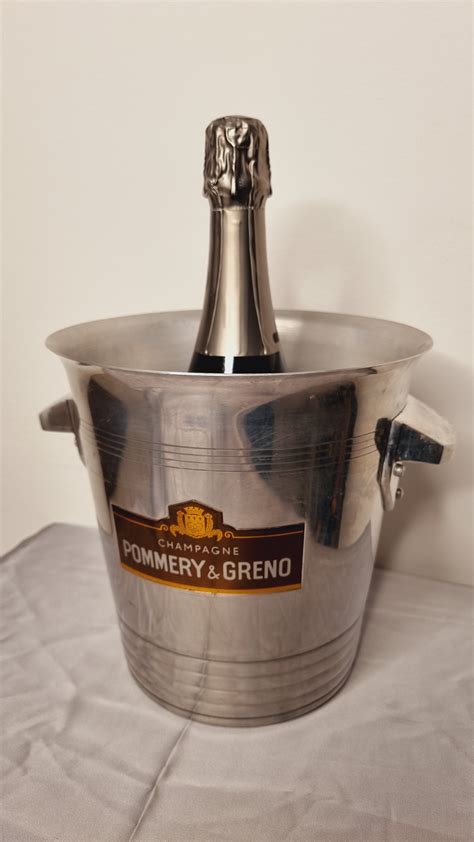 Különböző anyagú és stílusú pezsgős vödrök