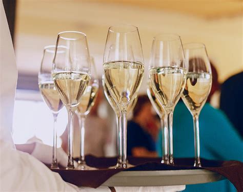 Pezsgőspoharak és buborékok