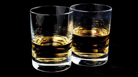 Whisky palackok egymás mellett