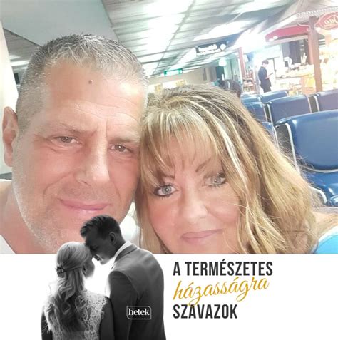 Egy operettszínész csokrot fogad a közönségtől