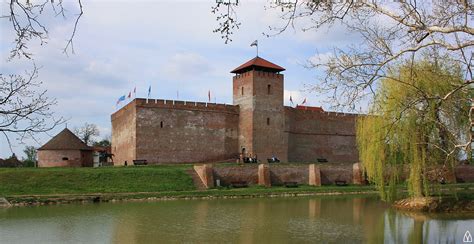 Középkori várfal maradványok kastély alapjain