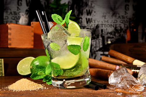 Friss mentalevelek és lime szeletek