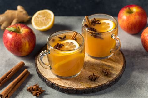 Alma cider pohárban forró gőzöléssel