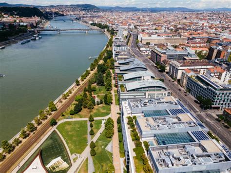 Ferencváros látképe modern épületekkel és a Dunával