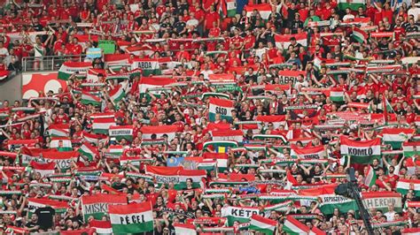 Szurkolók koccintanak