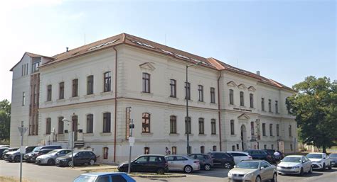 Prágai utcakép sörözőkkel