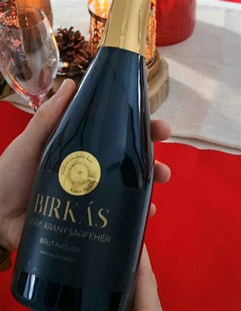 Luxus arany palack pezsgő vizuális ábrázolása