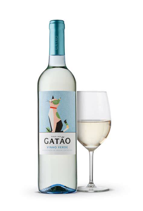 Gatao Vinho Verde palack és pohár a kertben