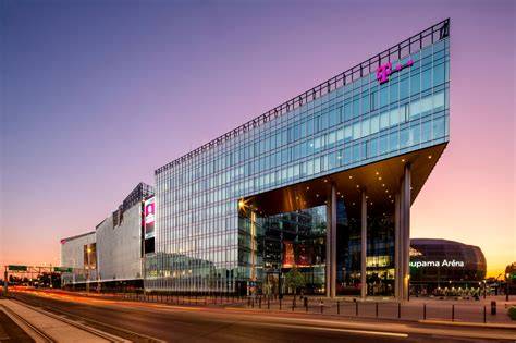 Telekom székház főbejárat és környezete