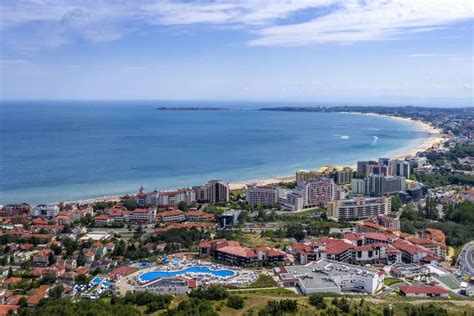 Napospart látképe szállodákkal és tengerrel