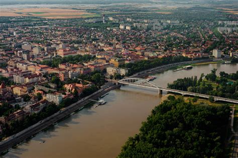 Szeged város látképe a Tisza partjáról