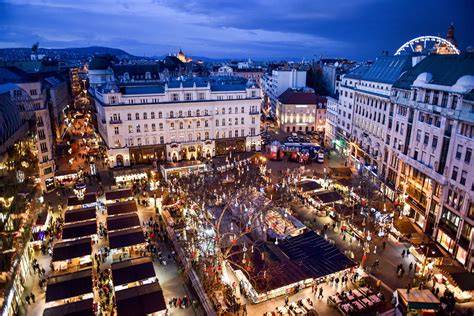 Vörösmarty tér karácsonyi díszítése és pultjai