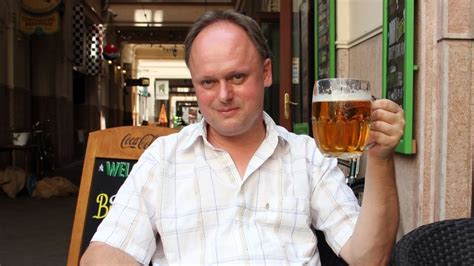 Két ember koccint sörrel