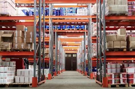 Modern raktár polcai italokkal