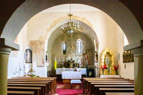 Irsa katolikus templom belső