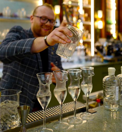 Profi bartender koktélokat készít