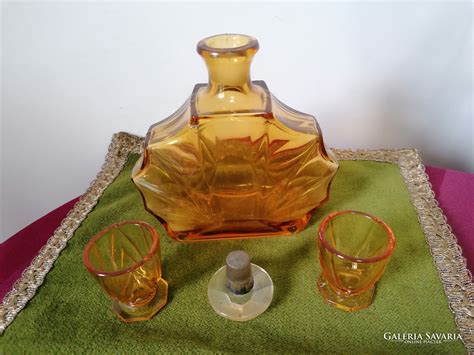 Különböző színű és formájú likőrös üvegek