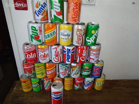 különböző sörösüvegek és sörösdobozok