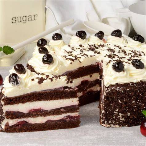ünnepi torta szeletek asztalon
