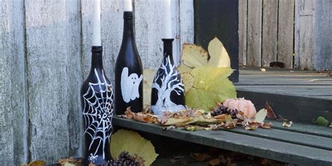 Halloween dekoráció egy borteraszon, borospalackokkal