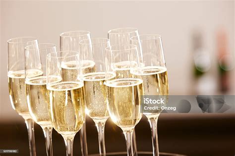 Egy pohár pezsgő a háttérben szőlőültetvénnyel