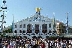 Oktoberfest jellemző sörsátor és látogatók