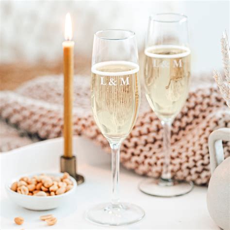 Pezsgőspohár málnával és szamócával