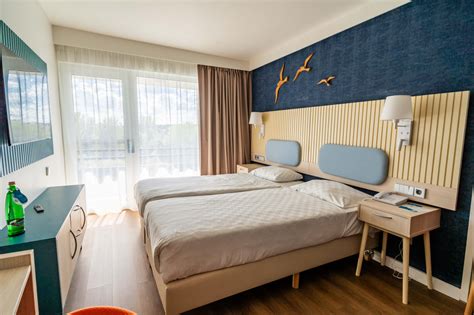 Egy szálloda recepciója, ahol a vendégek be- és kijelentkeznek