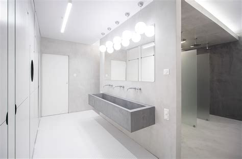 Egy fürdő öltözője szekrényekkel