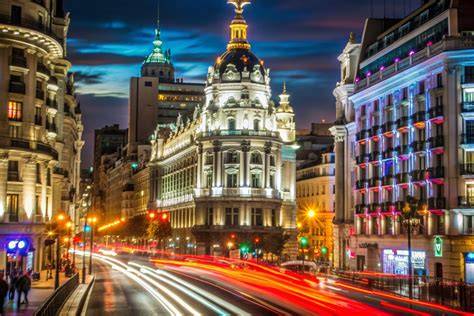 Gran Vía építészete esti fényekkel
