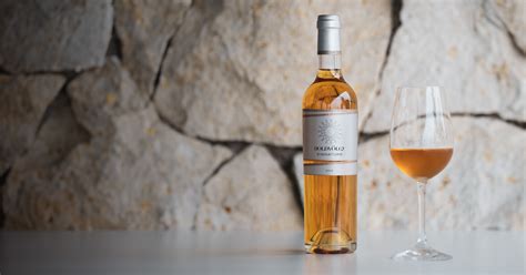 Édes borok palackjai és poharak