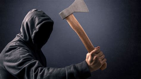 Baltás gyilkos sziluettje