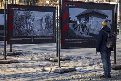 Emléktábla a romák elleni gyilkosságsorozat áldozatainak