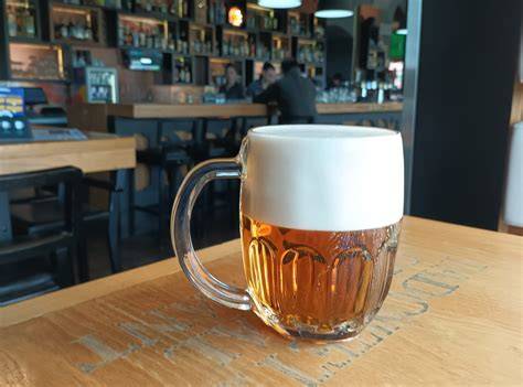 korsó sör és mérőpohár alkohol gram