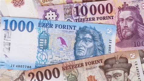 Magyar forint és egyiptomi font szimbólumok