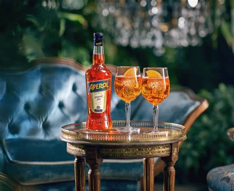 Aperol Spritz poharakban narancskarikával