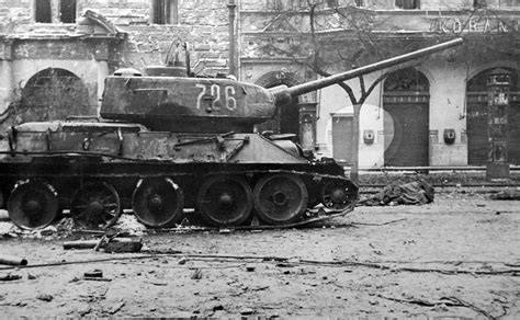 1956 kiégett harckocsi Budapesten