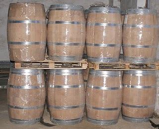 Barrique hordók sorban állva egy pincében