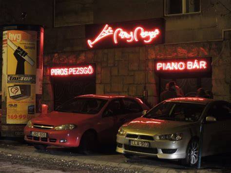 Piros Pezsgő Piano Bár belső design