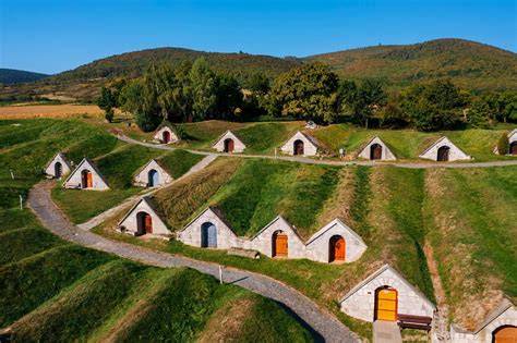 tokaji pincefalu és pincesorok látképe